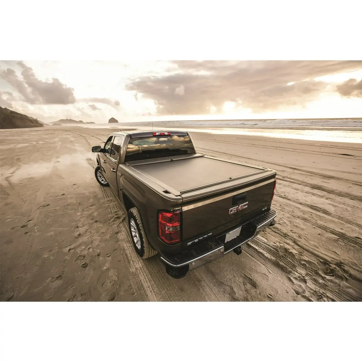05-15 Roll-N-Lock A-Series Manual Retractable Tonneau Cover 1